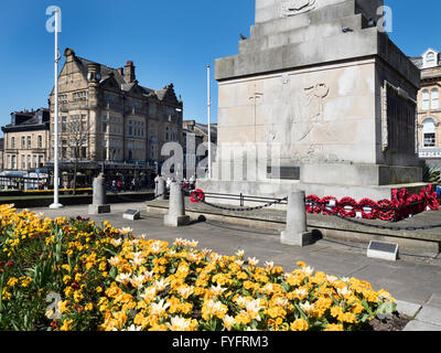 Kriegerdenkmal und Bettys Teestuben in Harrogate North Yorkshire England Stockfoto