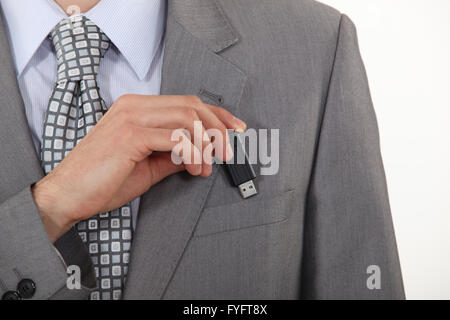 Geschäftsmann, setzen ein Flash-Laufwerk in der Tasche Stockfoto