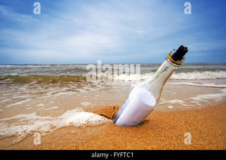 Flaschenpost vom Ozean entfernt. Reisen Stockfoto