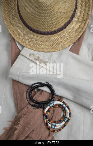 Stroh Hut, Schal, klassischen Leinen Mantel und Armbänder. Stylische Sommer-Outfit-Thema Stockfoto