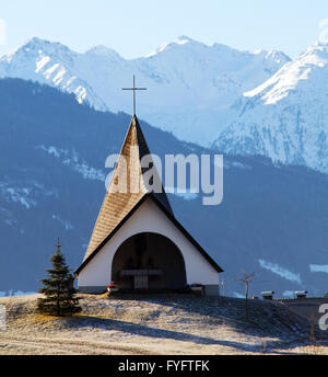 Kleiner Schrein in der Winterlandschaft der Berge Stockfoto