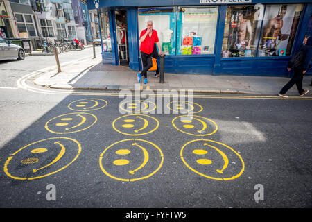 Smiley-Gesichter auf der Straße in Brighton gemalt. Stockfoto