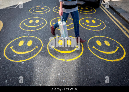 Smiley-Gesichter auf der Straße in Brighton gemalt. Stockfoto