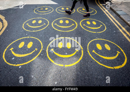 Smiley-Gesichter auf der Straße in Brighton gemalt. Stockfoto