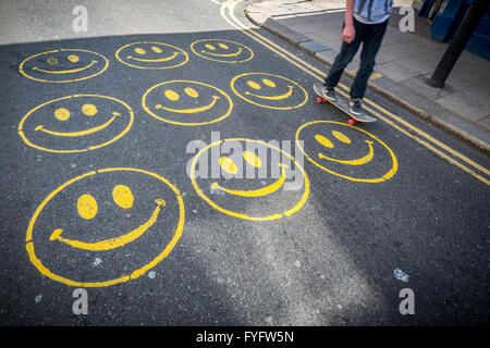 Smiley-Gesichter auf der Straße in Brighton gemalt. Stockfoto