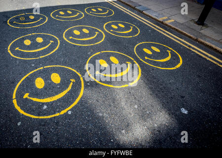 Smiley-Gesichter auf der Straße in Brighton gemalt. Stockfoto