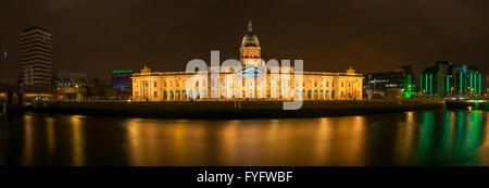 Custom House, eines der berühmtesten Gebäude in Dublin, Irland, befindet sich am Nordufer des Flusses Liffey Stockfoto