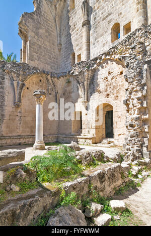 NORD-ZYPERN BELLAPAIS KLOSTER ODER ABTEI BYZANTINISCHEN SPALTE STEHEN RESTE DER KAPITELSAAL Stockfoto