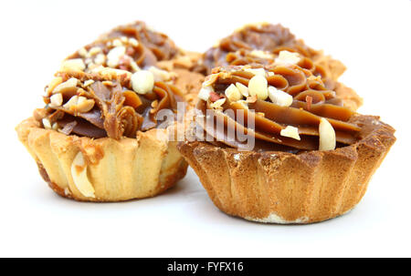 Pie einen Korb mit kondensierter Milch Schokolade und Nüssen Stockfoto