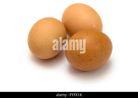 Drei Eiern auf weißem Leinen Grund liegend Stockfoto