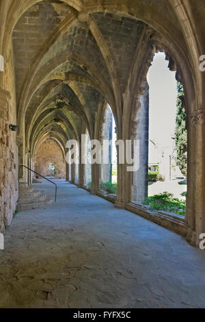 NORD-ZYPERN BELLAPAIS KLOSTER ODER ABTEI INNERE ANSICHT KREUZGANG Stockfoto