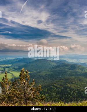 Blick entlang der Chaine des Puys (Kette von Vulkanen) vom Vulkan Puy de Dome, Auvergne, Frankreich Stockfoto