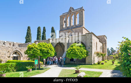 NORD-ZYPERN BELLAPAIS KLOSTER ODER ABTEI MIT EINER GRUPPE VON TOURISTEN Stockfoto