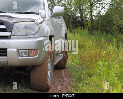 Extreme Offroad hinter einem unkenntlich Auto im Schlamm Stockfoto