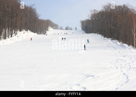 Skifahrer gehen auf den Lift auf den Berg in Primorsk Gebiet Russland Stockfoto