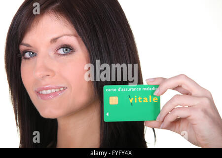 Frau mit einer französischen Carte Vitale Gesundheitskarte Stockfoto