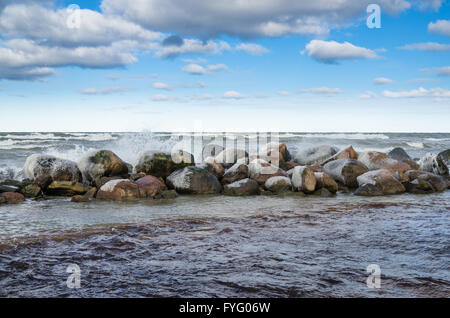 Meereswellen an den Felsen brechen Seestück Stockfoto