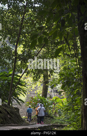 CHIAPAS, PALENQUE, Mexiko – 1. März 2016: senior Touristen besuchen archäologische Stätte Palenque. Stockfoto