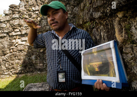 CHIAPAS, PALENQUE, Mexiko – 1. März 2016: Reiseleiter spricht mit Touristen in archäologischen Stätte. Stockfoto