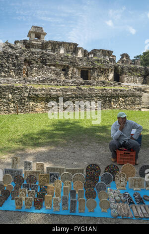 CHIAPAS, PALENQUE, Mexiko – 1. März 2016: Handwerker verkauft Dekoration in archäologischen Stätte. Stockfoto