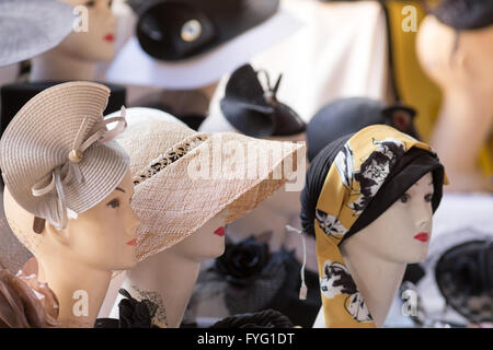 Weibliche Hüte auf den Verkauf in einem Straßenmarkt, sonnigen Tag Stockfoto