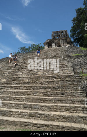 CHIAPAS, PALENQUE, Mexiko – 1. März 2016: Reisegruppe der Palenque Ausgrabungsstätte Stufen erklimmen. Stockfoto