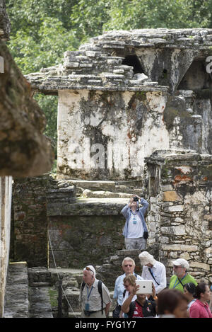 CHIAPAS, PALENQUE, Mexiko – 2. März 2016: Gruppe von Touristen fotografieren und genießen Sie den Blick der archäologischen Stätte Palenque Stockfoto