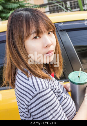 Porträt einer hübschen Frau mit Glas mit leckeren Saft Stockfoto