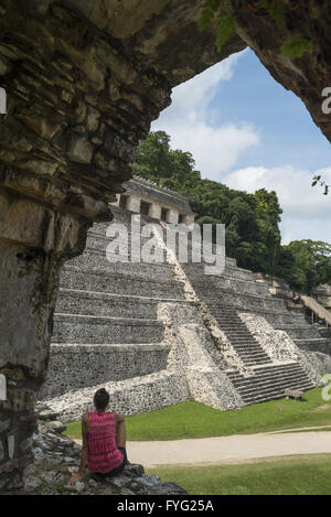 CHIAPAS, PALENQUE, Mexiko – 2. März 2016: Frau genießt den Blick auf den Tempel der Inschriften in Palenque Ausgrabungsstätte, Stockfoto