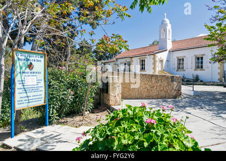 NORD ZYPERN KYRENIA ST ANDREWS ANGLIKANISCHE KIRCHE UND GÄRTEN MIT SCHWARZEN BRETT Stockfoto