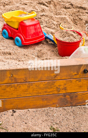 Kinderspielzeug in einem Sandkasten Stockfoto