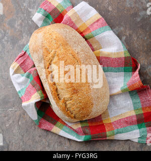 ganze italienische Brot mit Serviette Nahaufnahme Stockfoto