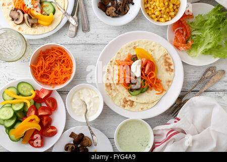 mexikanische Tacos auf weißen Tisch, Essen-Hintergrund Stockfoto