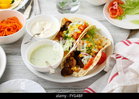 frische Taco mit Mais, Gemüse, Salat, Essen Nahaufnahme Stockfoto