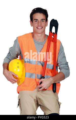 Arbeiter in eine reflektierende Weste mit Helm und boltcutters Stockfoto