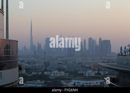 Dubai, Vereinigte Arabische Emirate - 17. Oktober 2014: Foto von der Skyline der Stadt Stockfoto