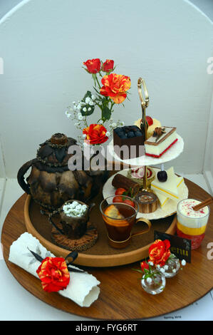 Florale Kunst Design mit dem Titel "Afternoon Tea" auf dem Display in der Floral Pavillon auf der Harrogate Spring Flower Show. Yorkshire UK. Stockfoto