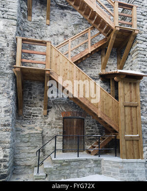 Holztreppen der Führer auf einer mittelalterlichen Stadtmauer in Tallinn Stockfoto