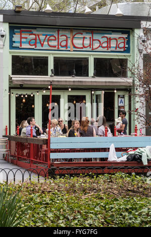 Favela Cubana Restaurant, vor dem Eingang und Terrasse, Greenwich Village, New York, USA Stockfoto