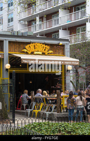 Bareburger, organische & All-natürliche Burger, Snacks und Shakes Restaurant, vor dem Eingang und Terrasse, Greenwich Village, New York, USA Stockfoto