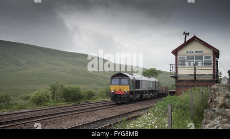 Carlisle, England - 2. Juli 2015: A Class 66-Diesellok schleppt einen Güterzug vorbei entfernen Blea Moor Stellwerk auf t Stockfoto