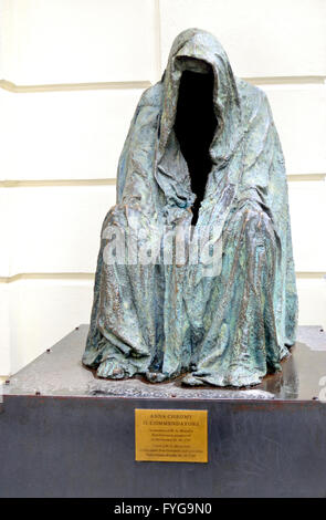 Prag, Tschechische Republik. Skulptur "Il Commendatore" oder "Mantel des Gewissens" (Anna Chromy) außerhalb der Ständetheater... Stockfoto