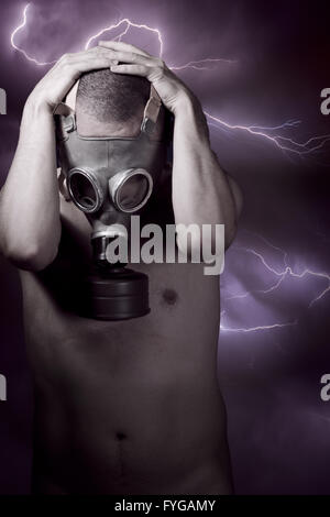 Mann in einer Gasmaske Blick auf Boden, Sturm auf dem Hintergrund Stockfoto