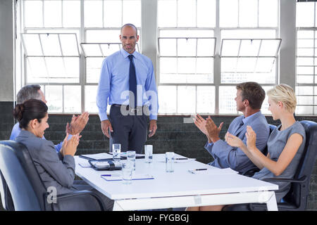 Das zusammengesetzte Bild im Geschäft Leute applaudieren während der Konferenz Stockfoto