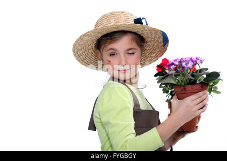 Kleine Mädchen tragen Strohhut mit Blumentopf Stockfoto
