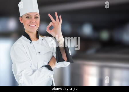 Zusammengesetztes Bild der glückliche Köchin gestikulieren ok Sign. Stockfoto