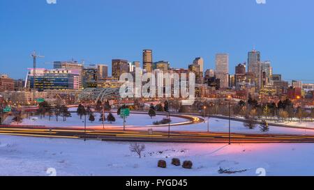 Denver, Colorado, USA - 3. Februar 2016: letzte Strahlen der Sonne Glanz auf Skyline von Downtown Denver, als es an einem kalten Wintertag setzt Stockfoto