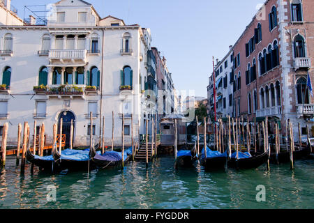 Goldola Boot, Parkplatz vor dem Gebäude im Canal Grande Venedig Italien Stockfoto