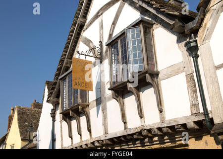 Halbe Fachwerkhaus Baudenkmal aus der Angel Inn Restaurant in Dorf Lacock, Wiltshire, England, Großbritannien Stockfoto