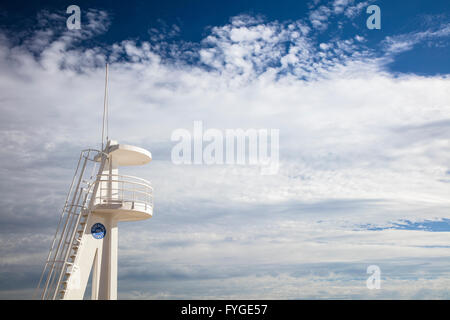 Baywatch weißen Aussichtsturm am Strand von Calpe (Alicante, Spanien) an einem sonnigen Tag Stockfoto